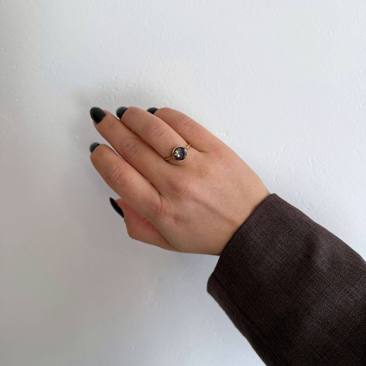Unikatni smeđi prsten sa zlatnim detaljima iz kolekcije UMBRA